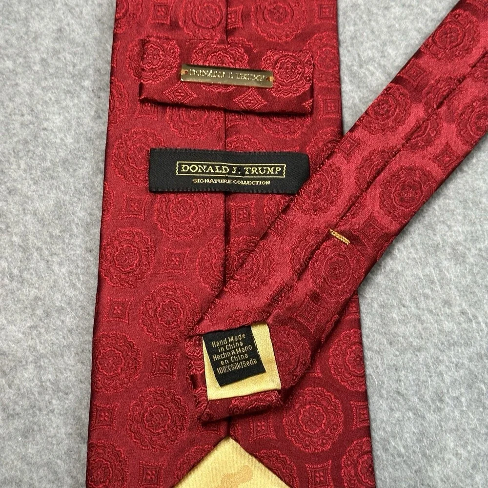 Donald J Trump Signature Collection Red Silk Medallion Power Tie Mens 58x3.75in